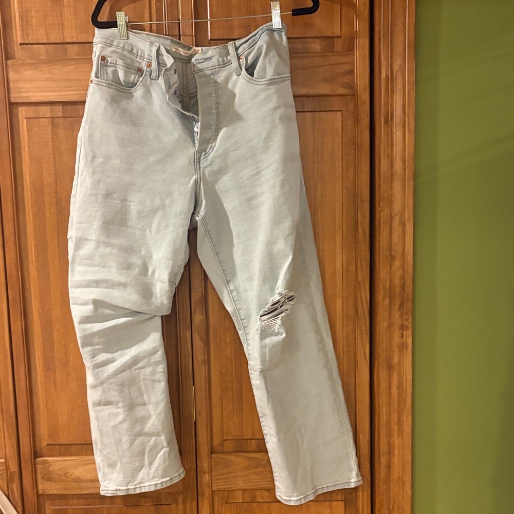 Relaxed Light Denim Distressed Women’s Ribcage Levi’s Jeans size 31 NWOT